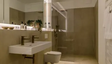 Una casa ad Amburgo: toni naturali e bronzo in bagno