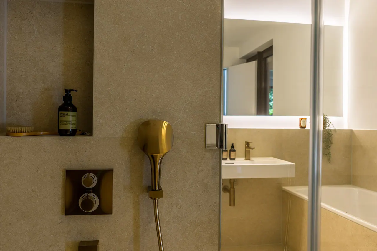 Dettaglio dei comandi e della doccetta nel bagno della residenza Elbchaussee