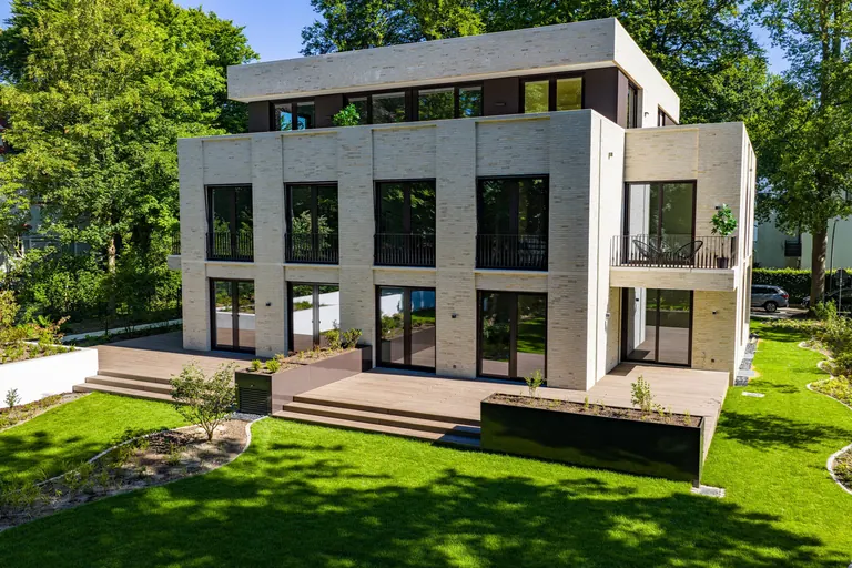 Facciata chiara, grandi finestre e terrazzi della residenza di Amburgo