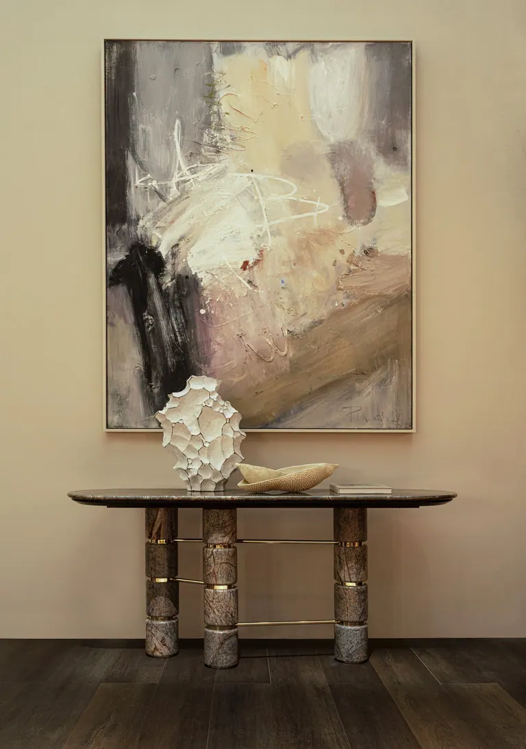 Consolle Boswellia Aura sotto un quadro, con ceramiche decorative