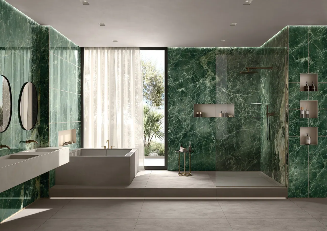 Ambiente bagno Kaleidos con pareti verdi venate e nicchie dai bordi chiari