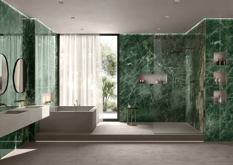 Ambiente bagno Kaleidos con pareti verdi venate e nicchie dai bordi chiari